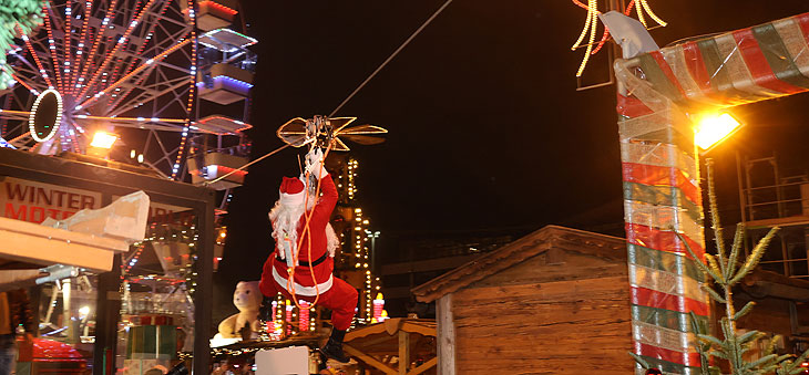 Winterworld Motorworld: 2 x täglich kommt der Weihnachtsmann angeflogen (©Foto.Martin Schmitz)